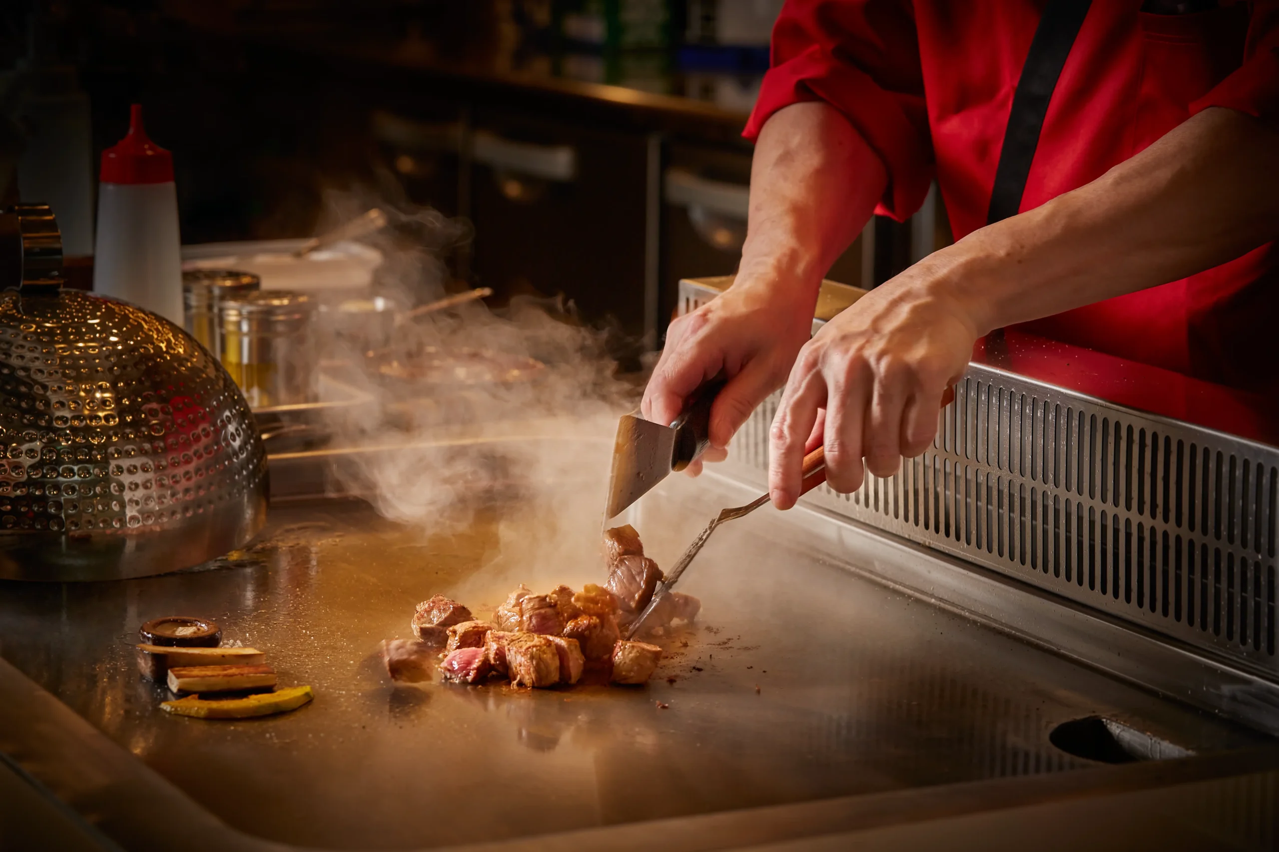 Hinoya Teppanyaki Chef in Action 01B